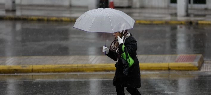 Χάος στους δρόμους από την ισχυρή βροχόπτωση -Κολλημένα τα οχήματα
